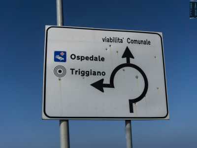 Triggiano, il cartello crivellato di colpi di arma da fuoco